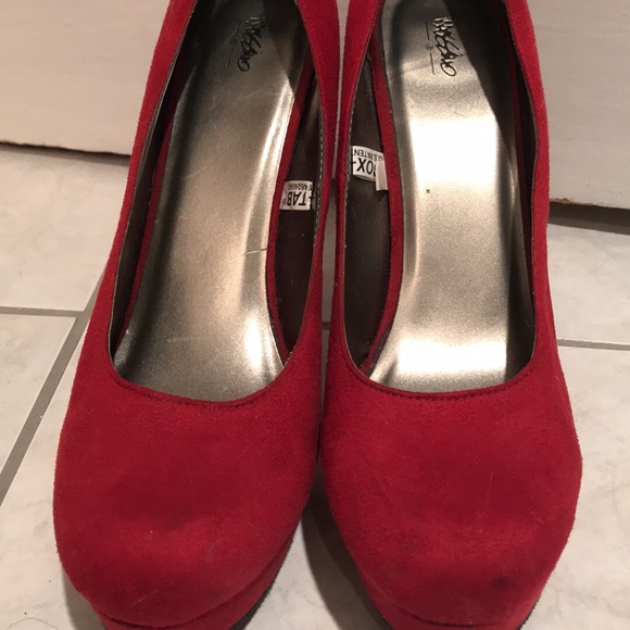 LIKE NEW Red Mossimo 4 inch heels size 9 - Picture 2 of 3